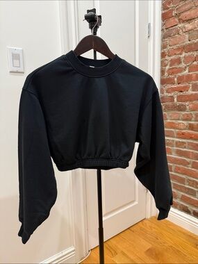 ALO Yoga Black Cropped Sweatshirt